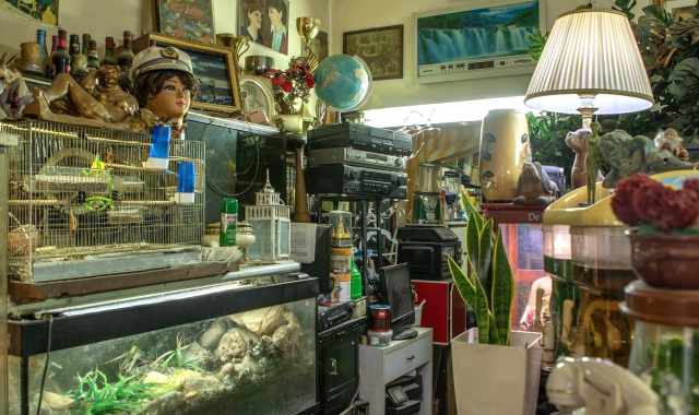Bari, in via Galiani c' un colorato e claustrofobico "museo vintage":  la casa del signor Gianfranco